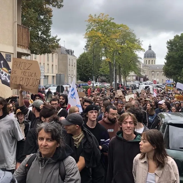 photo plusieurs centaines de personnes se dirigent vers la doutre.  ©  ouest-france