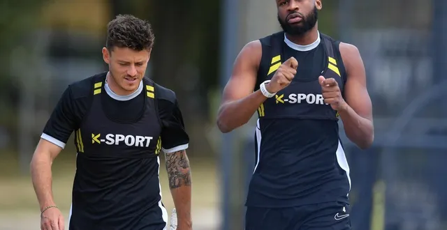 photo  ousmane camara (à droite), ici avec pierrick capelle, à l’entraînement d’angers sco.  &copy;  simon torlotin, ouest-france 