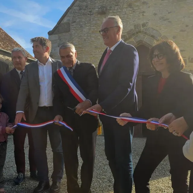 photo les élus lors de l’inauguration des travaux de restauration du toit neuf de l’église de joué-du-plain.  ©  ouest-france