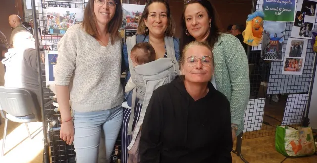 photo  des membres de ca’danse, l’association de danse jazz moderne candéenne. assise, la présidente sophie even.  &copy;  co 