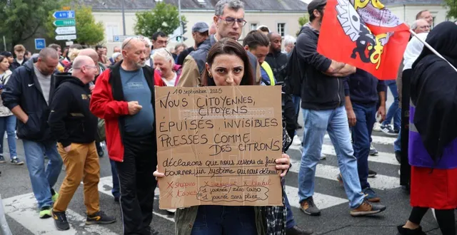 photo  sandra, conductrice de ligne à l’usine bel et syndiquée chez la cgt, a manifesté, mercredi 10 septembre 2025, à sablé-sur-sarthe.  &copy;  ouest-france 