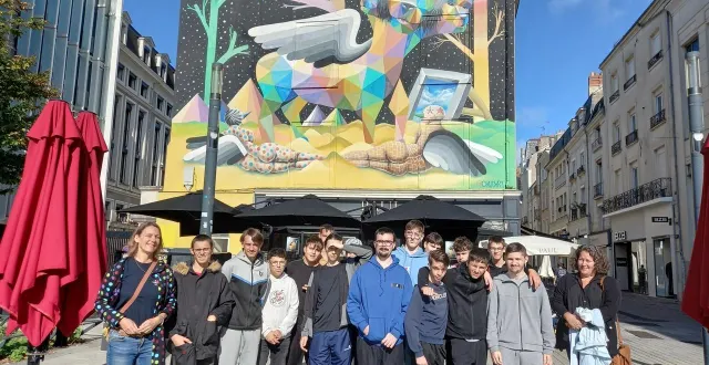 photo  le parcours découverte à angers des lycéens de seconde cap menuiserie et métallerie, s’est terminé placette saint-aubin, devant la fresque apocalypsis de l’espagnol okuda. ils étaient accompagnés de leurs professeures sandrine cochard (à gauche) et sophie fauveau (à droite).  &copy;  ouest-france 