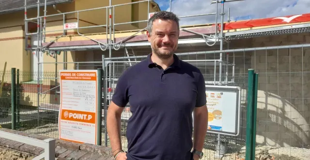 photo  tony foulon, le maire, entrevoit de nouvelles améliorations pour la ville.  &copy;  ouest-france 