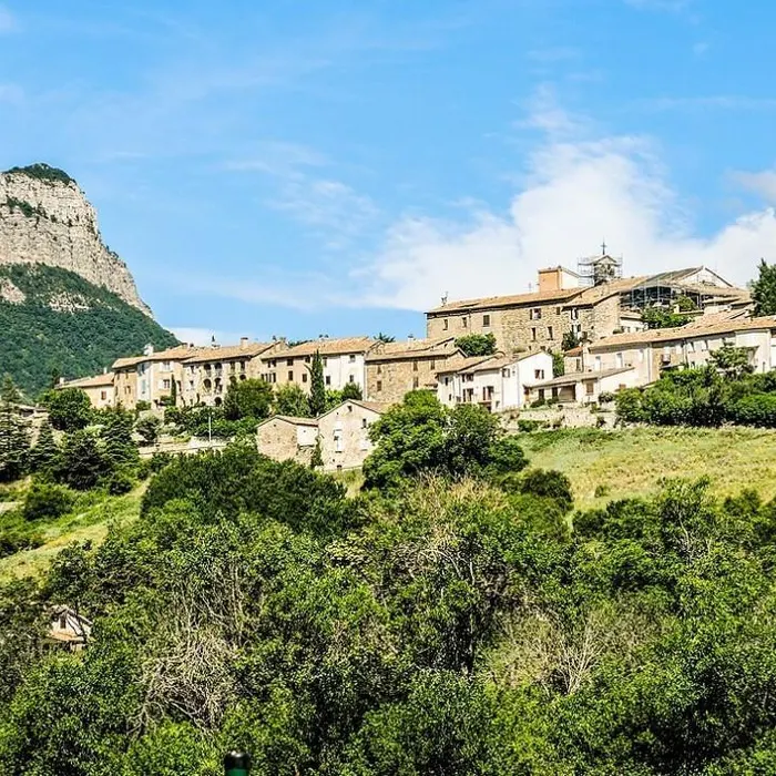 Cette « petite cité de caractère » et son magnifique lac font partie des trésors des Hautes-Alpes  (Ouest-France)