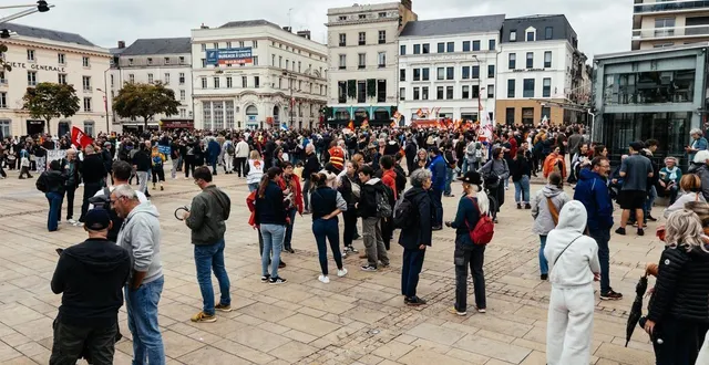 photo  plusieurs milliers de personnes étaient rassemblées place de la république au mans (sarthe), mercredi 10 septembre 2025.  &copy;  ouest-france 