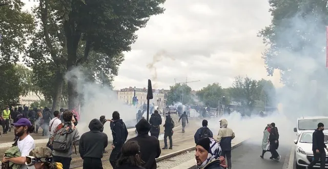 photo  en milieu d’après-midi, les manifestants ont été dispersés par des tirs de gaz lacrymogène à angers.  &copy;  ouest-france 