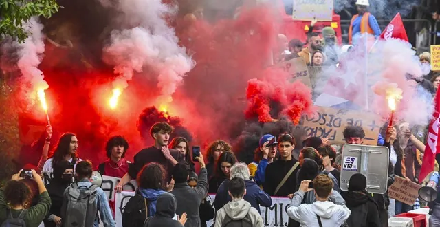 photo  le mans, mercredi 10 septembre 2025. environ 2 500 personnes ont manifesté au mans. en tête de cortège, les étudiants et les lycéens.  &copy;  photo le maine libre - denis lambert 