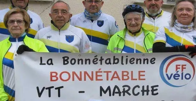 photo  les cyclistes du club, motivés et prêts pour les défis de la journée.  &copy;  le maine libre 