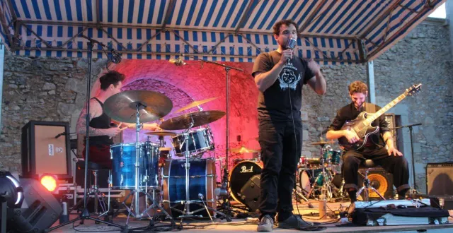 photo  romain breton a donné le départ de parcé sur rock à 20 h 30.  &copy;  le maine libre 