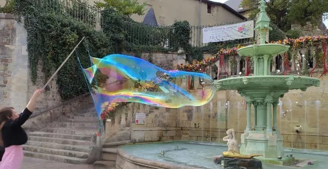 photo  marie mevel, envoûte le public avec ses bulles géantes, ici place du jet d’eau, au mans.  &copy;  le maine libre 