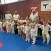 photo la nouvelle saison de karaté commence bien. de nombreux enfants ont participé au premier entraînement de la saison.