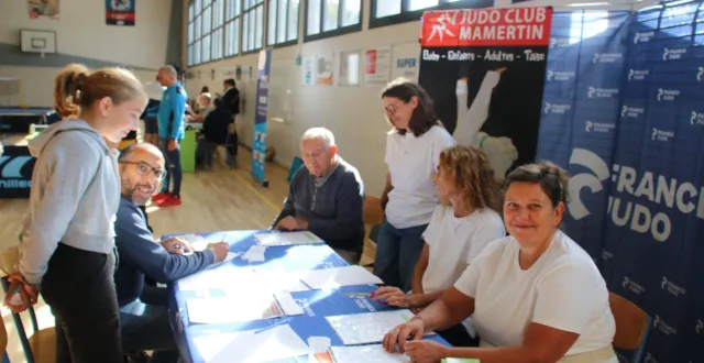 photo  à la salle robert-chevalier, andré boutin, (4e à droite), accompagné de gaëlle assier, (à sa gauche), et des membres du club, (à droite), a accueilli un père de famille avec ses enfants (à gauche), pour des inscriptions.  &copy;  ouest-france 