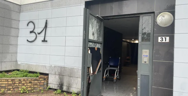 photo  la porte d’entrée de la tour etrade, au 31, rue anatole-france, dans le quartier de perseigne, à alençon, est toujours ouverte, surveillée tous les jours, de 11 h à minuit, par les guetteurs et vendeurs de produits stupéfiants.  &copy;  ouest-france 