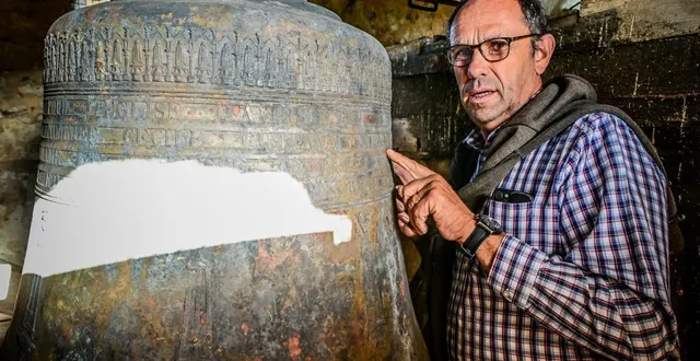 photo  antoine d’amécourt (maire d’avoise) et adélaïde, de retour dans son clocher.  &copy;  photo le maine libre yvon loue 
