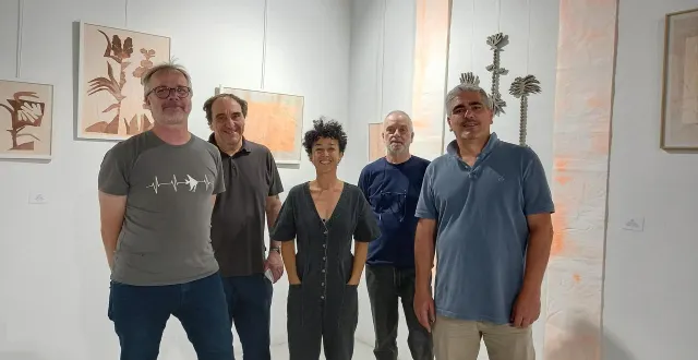 photo  les photographes régis noël, et jérôme gourdon entourent les peintres dominique bonneau et stéphane chauvet, devant l’univers plastique d’anissa allam vaquez, au centre (absente de la photo, la peintre valérie blanchard jaulin).  &copy;  ouest-france 