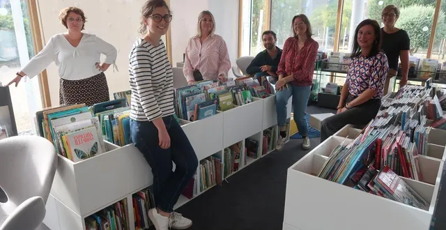 photo  mazé, le 29 août 2025. l’équipe des médiathécaires de la bulle au grand complet, accompagnée de laure lemallier, dans le nouvel espace dédié à la bande dessinée.  &copy;  co – agathe le nueff 