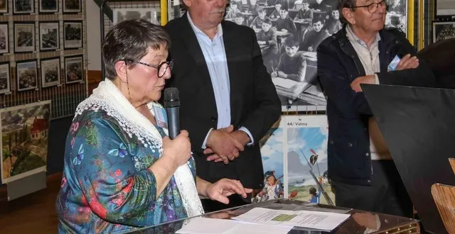 photo  laurence beaury et bernard houel, lors d’une de leurs expositions sur le patrimoine chappée.  &copy;  archives le maine libre 