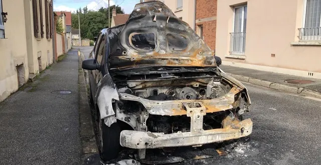 photo  une voiture a de nouveau été incendiée, dans la nuit du 10 au 11 septembre 2025, à alençon (orne).  &copy;  ouest-france 