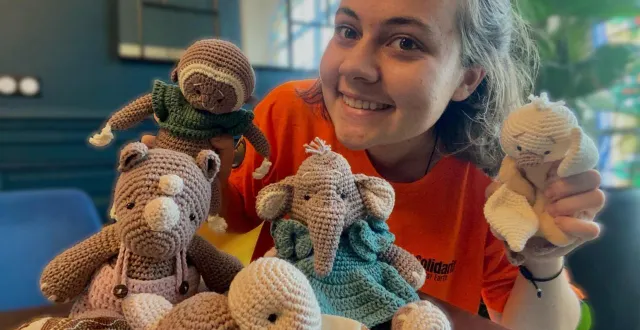 photo  mûrs-érigné, jeudi 4 septembre 2025. céleste mazure, fondatrice de solidarity for earth, va partir cinq mois à l’étranger pour protéger des animaux menacés. pour financer l’expédition, elle crochète des doudous.  &copy;  dr 