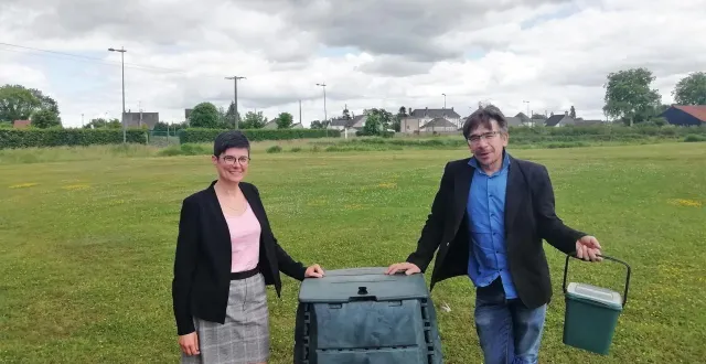 photo  fabienne prat, directrice du sitcom d’argentan et arnaud potocki, chargé de prévention, ici en 2022 lors d’une précédente campagne de distribution de composteurs.  &copy;  archives ouest-france 