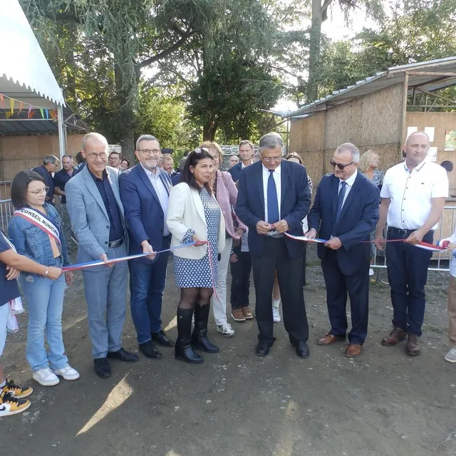 photo officiels, élus, président du comice et de la foire-exposition ainsi que le conseil municipal junior ont inauguré la172e fête de l’élevage et la 77e foire-exposition de candé.  ©  co