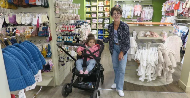 photo  depuis 2001, patricia neveu participe à la grande braderie avec toujours autant de plaisir. vendredi, elle accueillait rahyan, 2 ans.  &copy;  ouest-france 