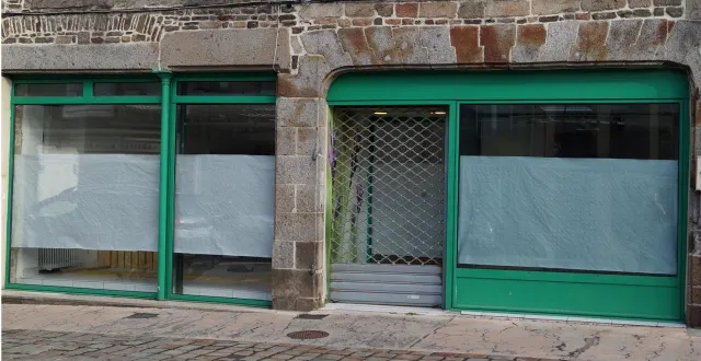 photo  les travaux sont en cours au 62, grande-rue, dans l’ancienne pharmacie. déjà, la couleur verte de la façade convient bien à un magasin de primeurs.  &copy;  ouest-france 