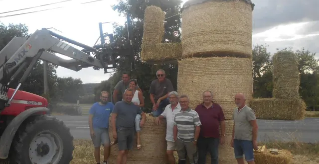 photo  une partie des bénévoles au montage d’un cactus avec des bottes de paille.  &copy;  ouest-france 