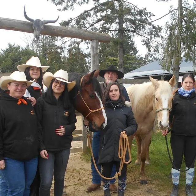 L'équipe du centre équestre Cowboy Legend Ranch.qui sera présente au comice, le week-end des 20 et 21 septembre. Ouest-France photo l'équipe du centre équestre cowboy legend ranch.qui sera présente au comice, le week-end des 20 et 21 septembre. © ouest-france