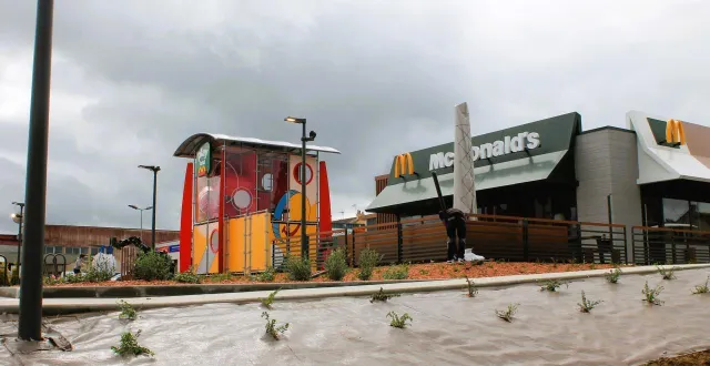 photo  le mcdonald’s à mamers doit ouvrir mardi 23 septembre 2025.  &copy;  le maine libre 