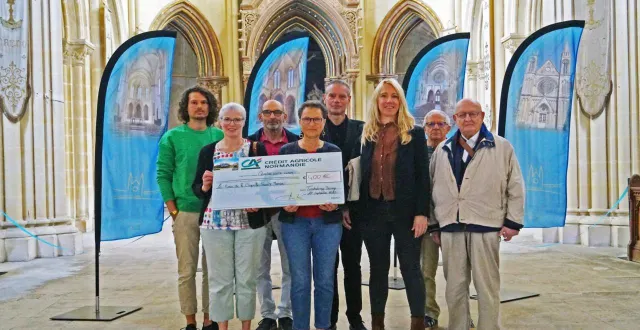 photo  au premier rang, catherine julienne, présidente du conseil d’administration du crédit agricole ; annie mauduit, présidente des amis de la chapelle sainte-marie ; isabelle froment, directrice de l’agence locale, et des membres de l’association.  &copy;  ouest-france 