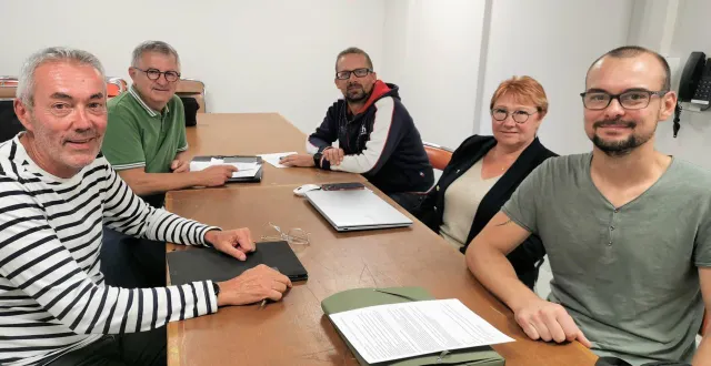 photo  philippe jérôme prend la présidence de l’omnisports à la suite de nicolas bourgoin et jean-pierre gauthier. ici lors d’un bureau avec isabelle chatillon, trésorière, et nicolas lechat.  &copy;  le maine libre 