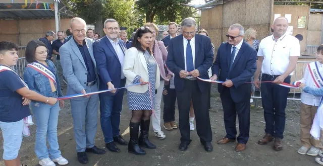 photo  officiels, élus, président du comice et de la foire-exposition ainsi que le conseil municipal junior ont inauguré la172e fête de l’élevage et la 77e foire-exposition.  &copy;  co 