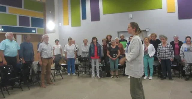 photo  les répétitions de la chorale kaléidovox ont repris le 2 septembre à la maison des arts. ce soir-là, trois visiteurs auditionnés à l’issue de la répétition ont été intégrés. « la dernière soirée porte ouverte, c’est mercredi 17 septembre à 20 h 30 », rappelle le porte-parole jean-yves maurille, qui aimerait voir arriver des ténors au sein du chœur. contact : chorale.kaleidovox@gmail.com..  &copy;  ouest-france 