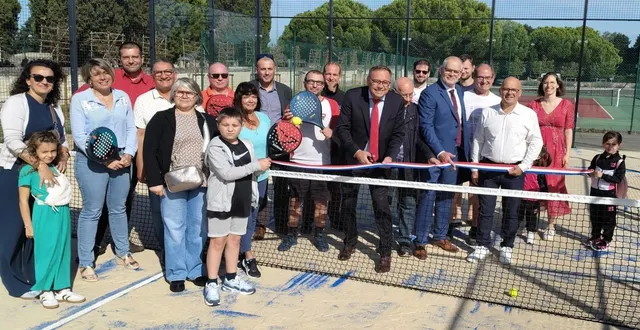 photo  les élus étaient nombreux à découvrir le nouveau terrain de padel.  &copy;  co 