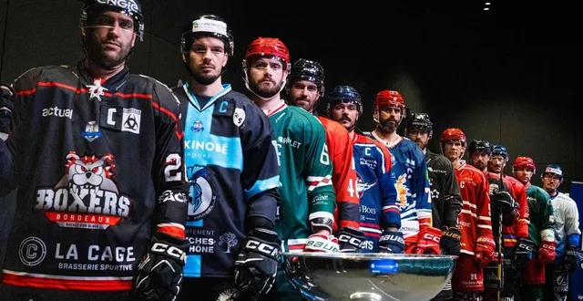 photo  les ducs d’angers et leur capitaine robin gaborit (5e à partir de la gauche, au centre) font désormais partie des ténors de la ligue magnus.  &copy;  ffhg 