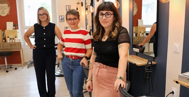 photo  lisa bisson est la nouvelle patronne du salon de coiffure rue michel-vielle à sablé-sur-sarthe, où elle est entourée par l’esthéticienne florence hubert et la coiffeuse marie richou.  &copy;  ouest-france 