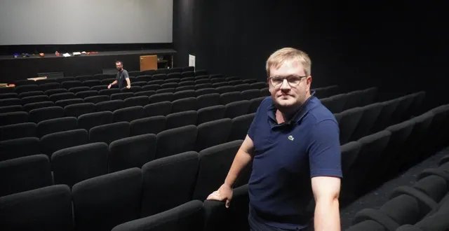 photo  mathieu auriac (au premier plan) a supervisé l’installation des nouveaux fauteuils dans trois des salles du cgr le mans colisée.  &copy;  ouest-france 