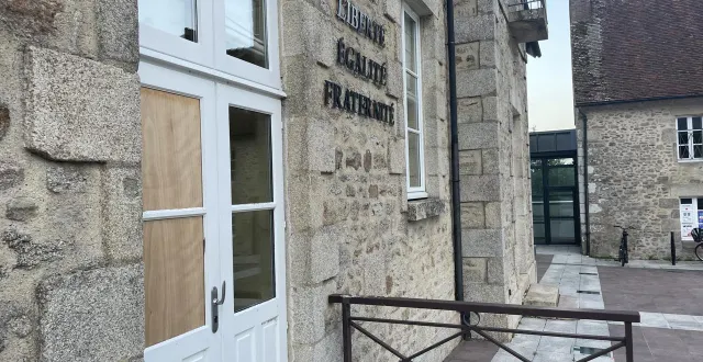 photo  dans la nuit du 25 au 26 juillet 2025, la mairie de condé-sur-sarthe (orne) avait été vandalisée. un véhicule avait été volé et retrouvé incendié.  &copy;  ouest-france 