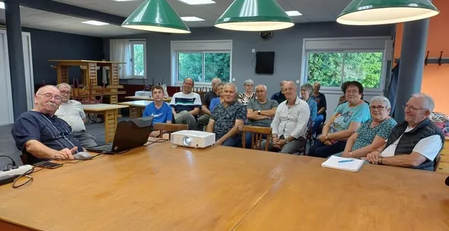 photo  roland langlois, à gauche, président du tarot layon club, a ouvert l’assemblée générale devant les adhérents.  &copy;  co 