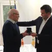 photo  manfred wiedeman reçoit la médaille de la ville des mains de benoît cochet 