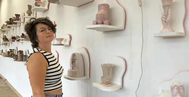 photo  aurore-caroline marty est en train d’installer sa « kitchothèque » dans la friche du pré-neuf.  &copy;  ouest-france 