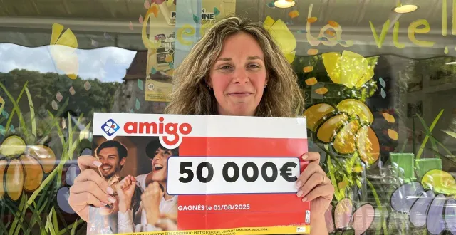 photo  élodie chauvin, gérante du café de l’étoile à cormes depuis décembre 2023, montre la petite affiche reçue par la française des jeux pour le gain de l’un de ses clients.  &copy;  le maine libre 