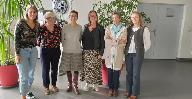 photo  la nouvelle principale sandra wils (3e en partant de la gauche) est entourée de sa nouvelle équipe : murielle, soizic, oléann, mélina et béatrice.  &copy;  co 
