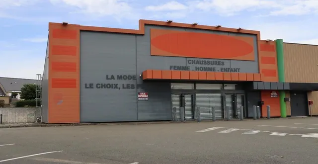 photo  la cellule commerciale est inoccupée depuis fin avril 2021 et la fermeture de l’enseigne chausséa.  &copy;  ouest-france 
