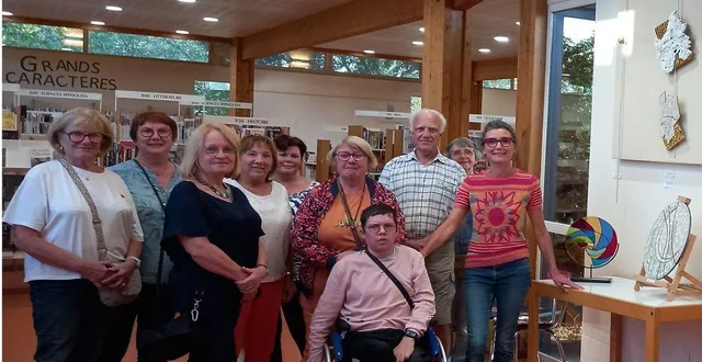 photo  quelques élèves des ateliers de marie connan, mosaïste d’art, devant les œuvres exposées à la médiathèque jusqu’au 23 septembre.  &copy;  ouest-france 