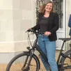 photo  karine pavis-maurice avec un vélo de la municipalité. 