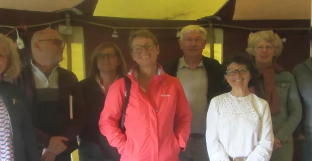 photo  des cyclotouristes avec, au centre élisabeth tijou, et près d’elle maguy favrelière. à droite, frédéric tijou.  &copy;  ouest-france 