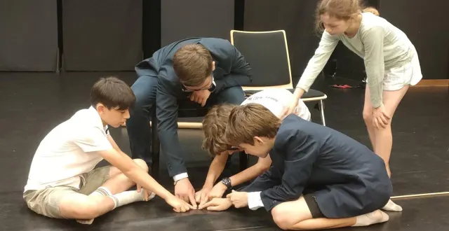 photo  des ados sur la scène d’un spectacle aux boîtes à culture.  &copy;  frédérique le naour 