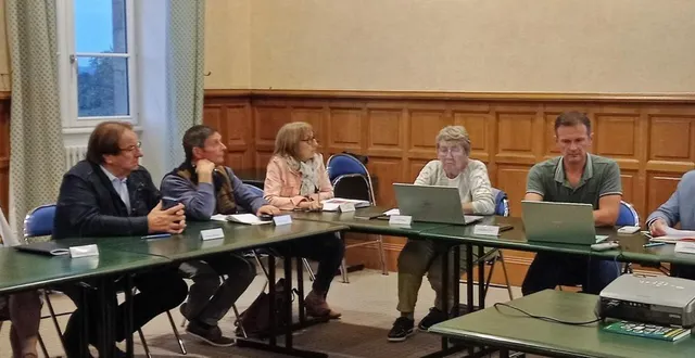 photo  joël dromer, le premier adjoint, a présidé le conseil de rentrée en l’absence du maire, bernard soul.  &copy;  ouest-france 